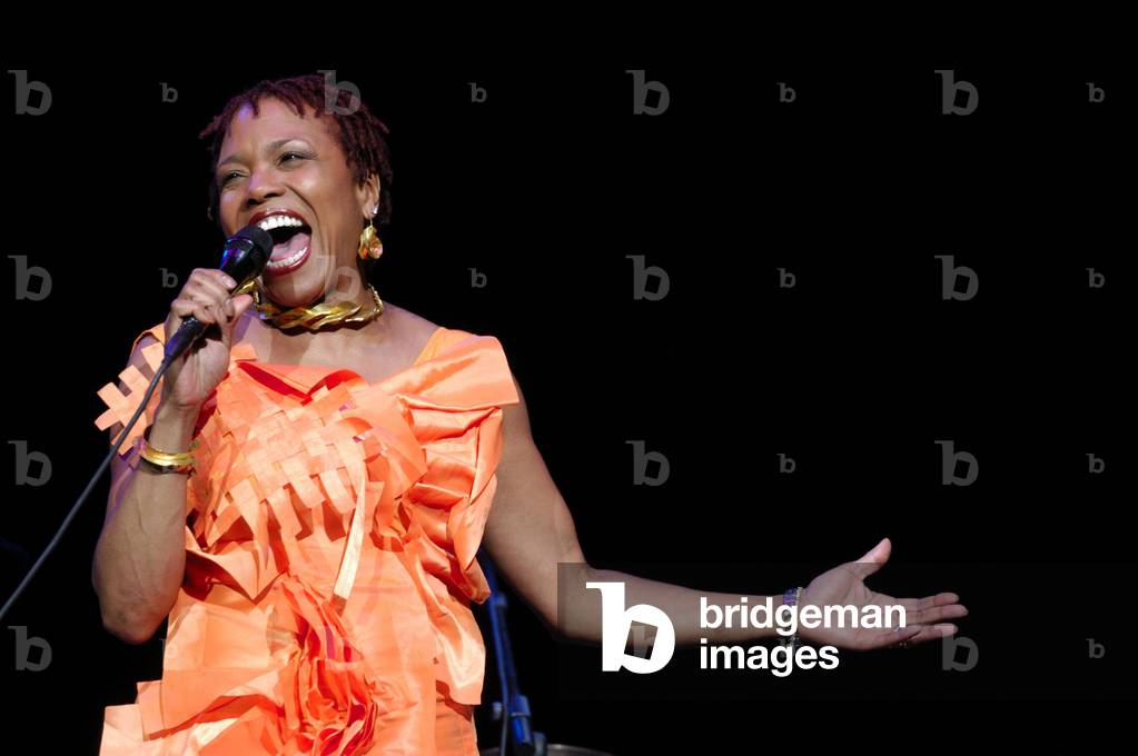 Dee Dee Bridgewater in concert at the Auditorium Parco della Musica, Rome, 2004 (photo)