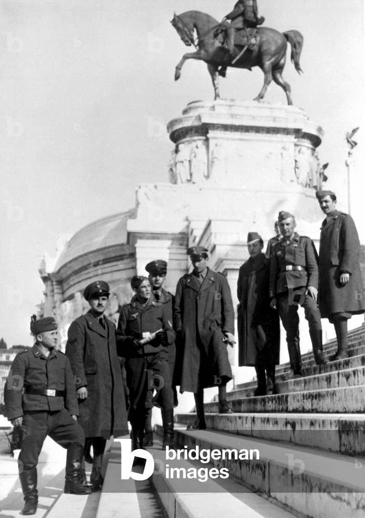 Rome, 3/03/1941. Les aviateurs allemands en service sur les bases aeriennes italiennes photographies avec les 