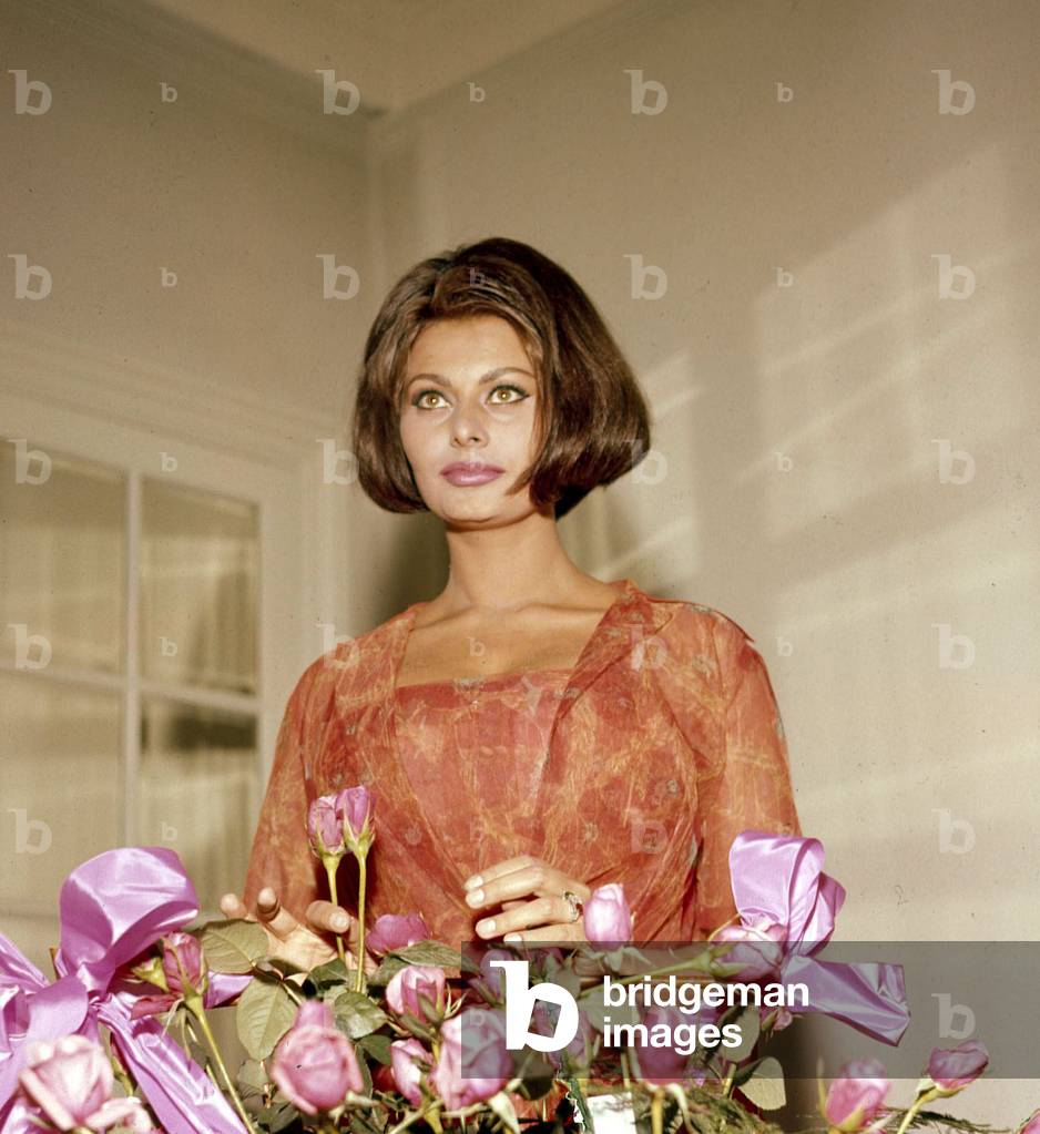 Sophia Loren at home with a bouquet of roses in front of her (photo)