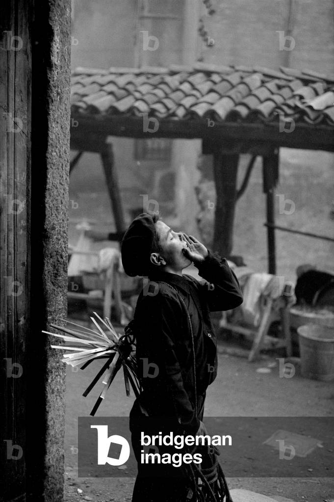 A little chimney sweep calling the customers, Milan, 1961 (b/w photo)