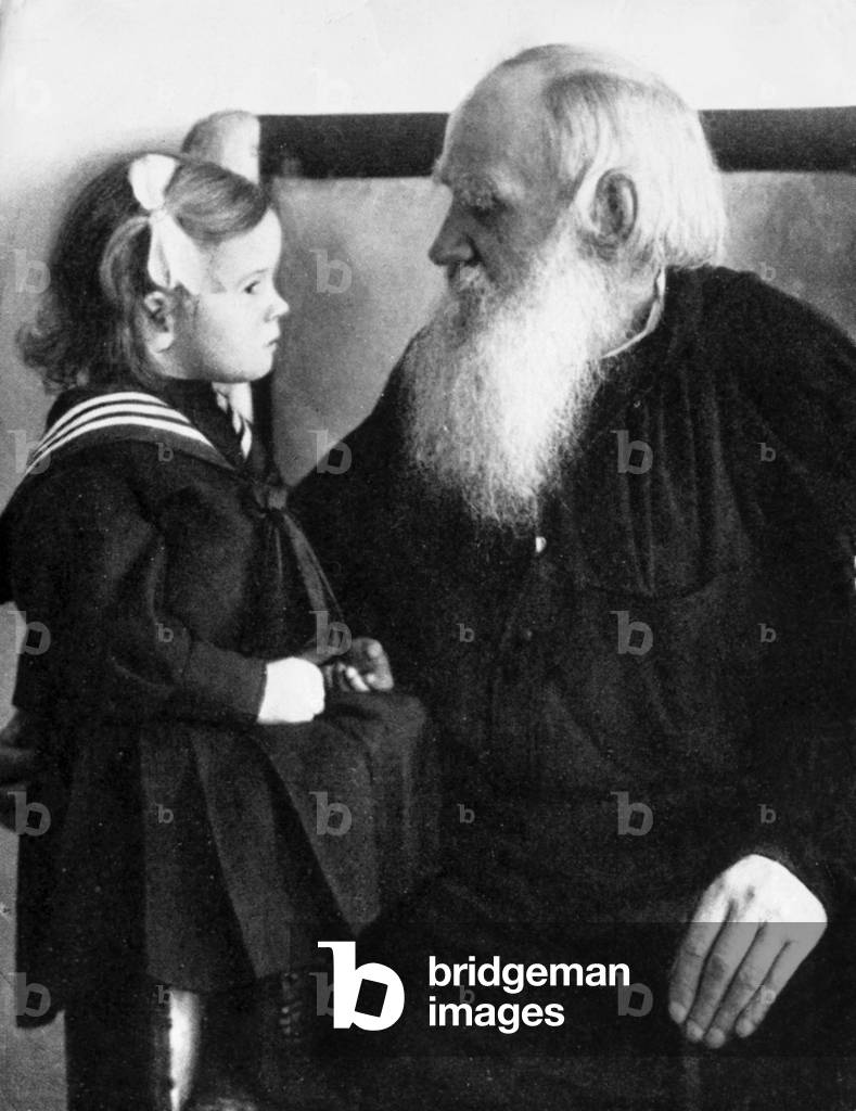 1909 portrait de l'ecrivain russe Leon Tolstoi (Tolstoy ou Lev Tolstoj) (1828-1910) avec sa petite fille Tania. 