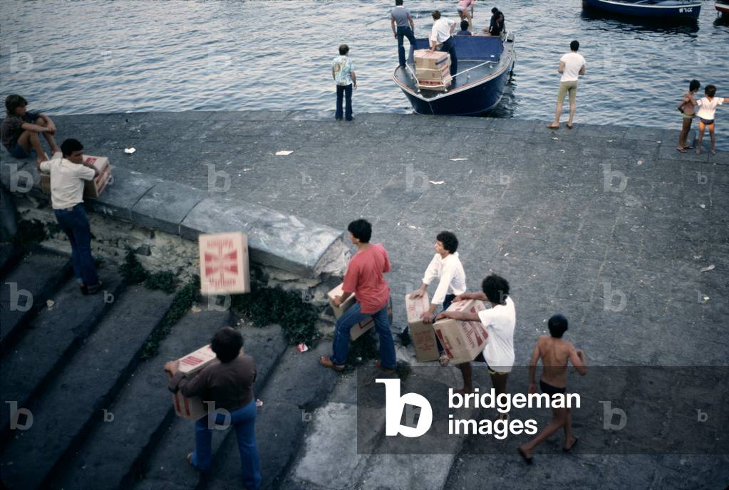 Smuggling cigarettes, Naples, 1978 (photo)