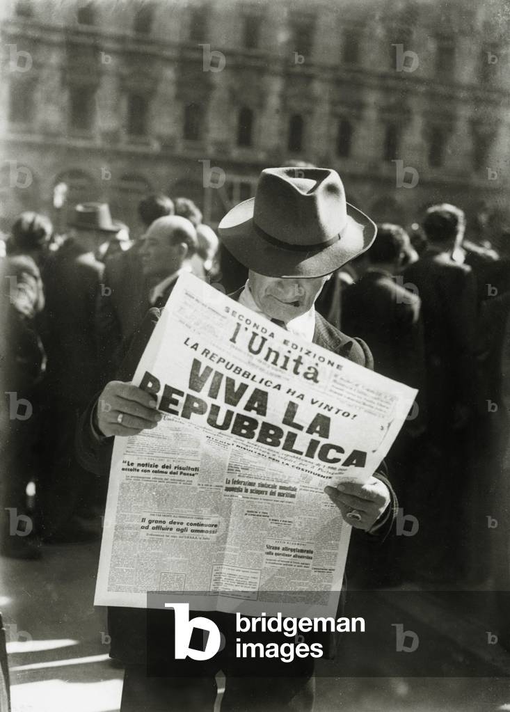 A passer-by reading the daily newspaper l'Unita announcing the victory in the Republic's referendum, Milan, 1946 (b/w photo)