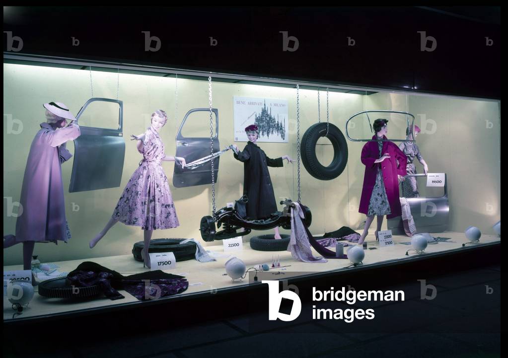 Milan, annees 1950, manequins dans les vitrines des grands magasins La Rinascente. Italie 