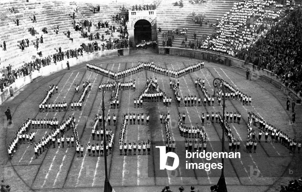 Manifestation sportive de propagande des jeunesses fascistes aux arenes, Verone, 1937 (b/w photo)