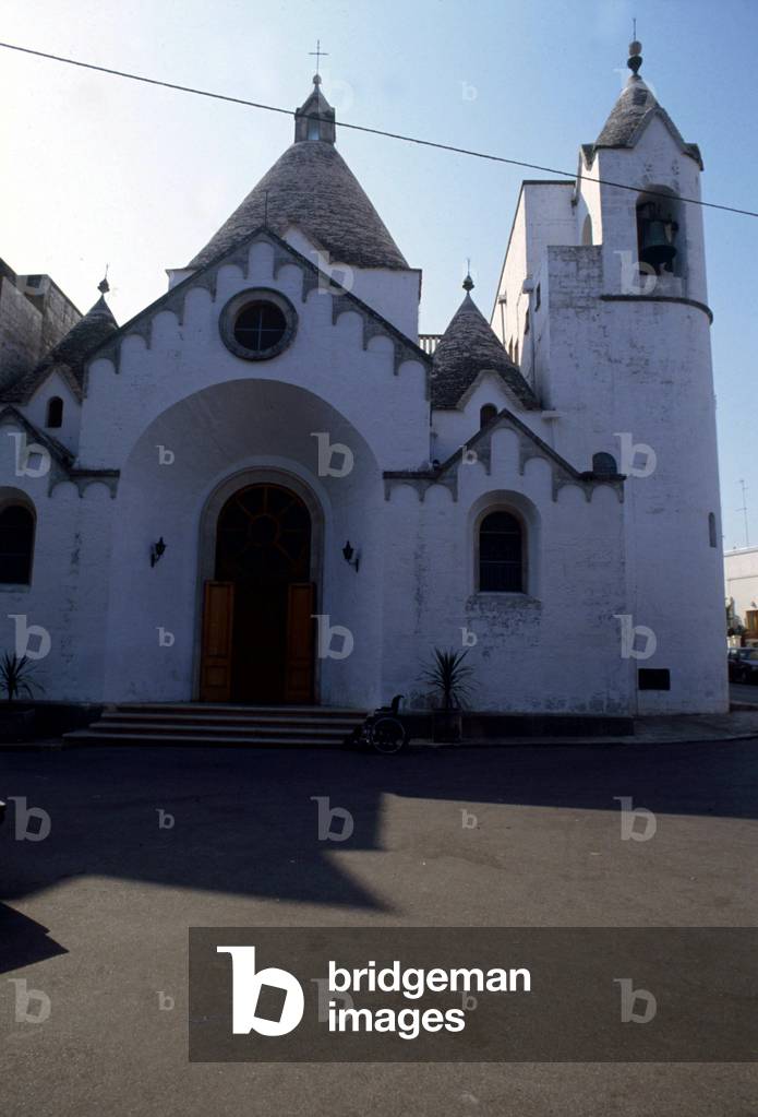 Alberobello (Bari). L'Eglise de Saint Antoine (Sant'Antonio), construite de la même façon que les trulli, constructions coniques caracteristiques de cette ville de la region des Pouilles dans le Sud de l'Italie. © Farabola/ Leemage