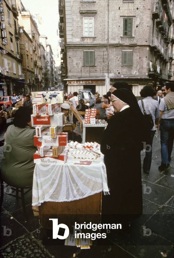 Smuggling cigarettes, Naples, 1978 (photo)