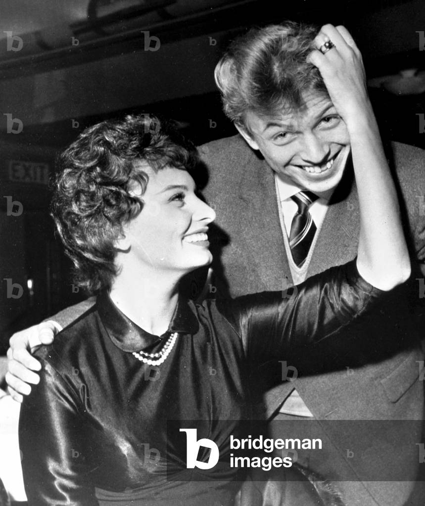Londres, 05/11/1957. portrait de l'actrice italienne Sophia Loren et de Tommy Steele a l'occasion du debut su tournage du film The Key de Carol Reed.