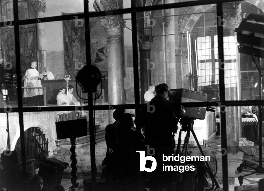 Histoire de la television italienne: Milan 21/02/1954. Premier prise de vue de la messe dans l'Eglise de Saint Ambroise (Sant' Ambrogio) à Milan par la Rai. © Farabola/ Leemage