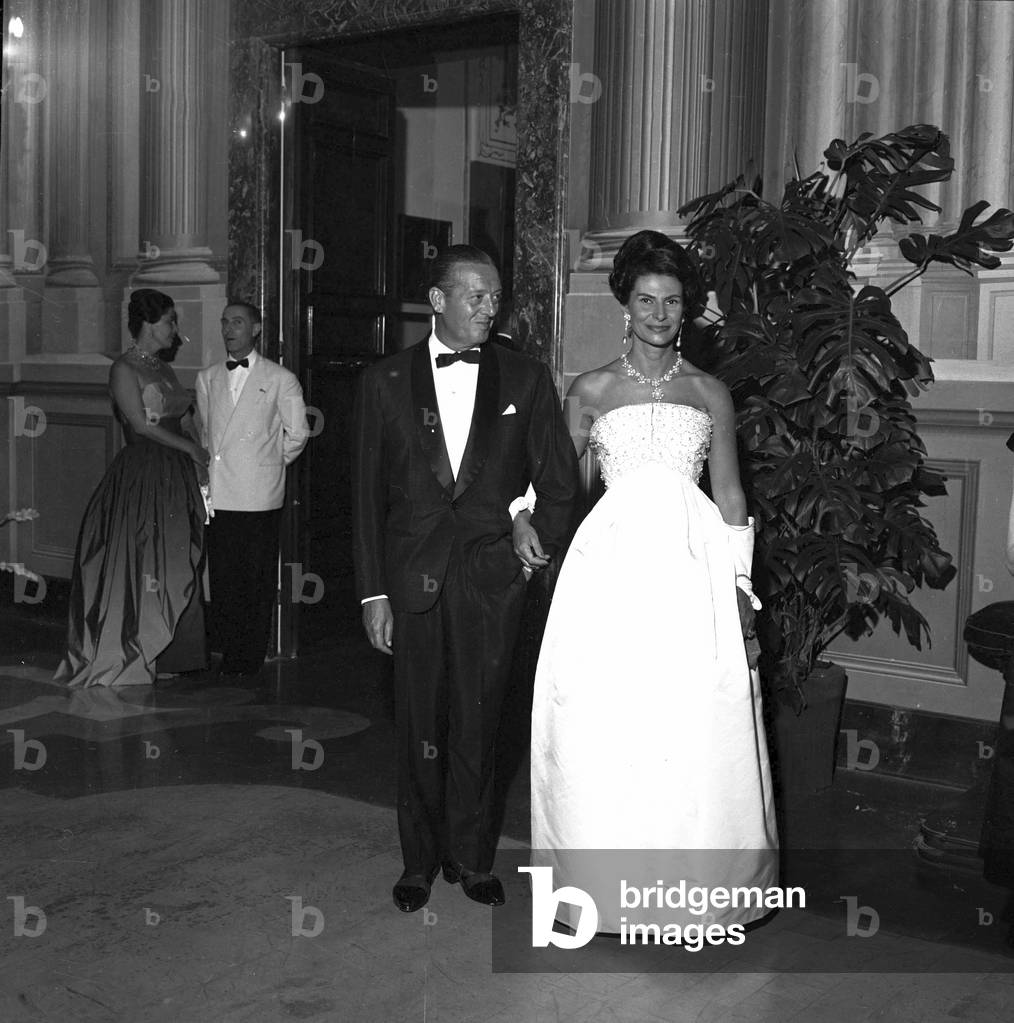 03/09/1960, Naples. Bal des Rois au Palais des Ducs de Cassano. Alberto FABIANI (couturier) et sa femme Simonetta Visconti di Modrone.
