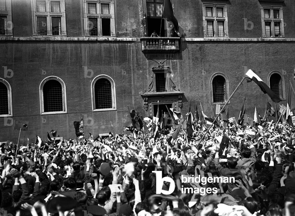 Rome, 06/05/1936. Guerre italo - éthiopienne. Benito Mussolini sur son balcon de Piazza Venezia assiste à la joie des étudiants romains aprés la conquête d'Addis Abeba survenuie le jour précédent.