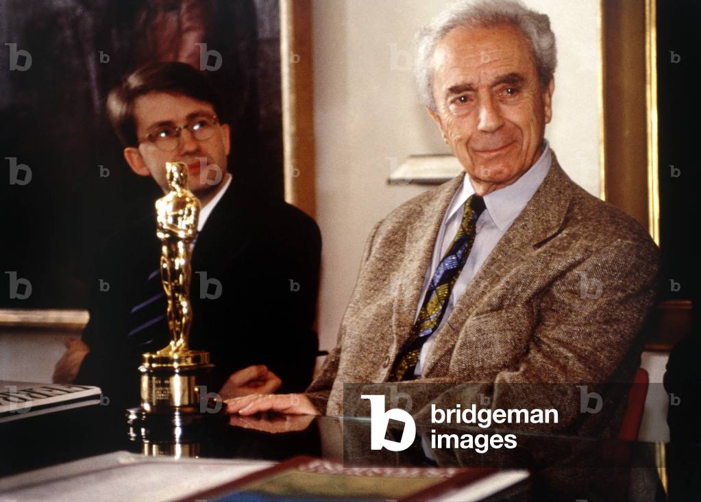 Michelangelo Antonioni with his Academy Award, Palazzo d’Accursio, Bologna, Italy, 1995 (photo)