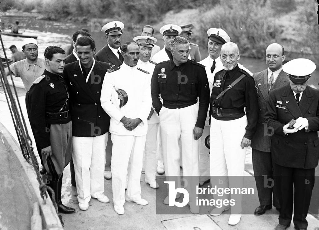 Rome, le 23/06/1935. Le Secrétaire général du CONI, Giorgio Vaccaro (au centre, avec les cheveux ondulés), à Tibre.