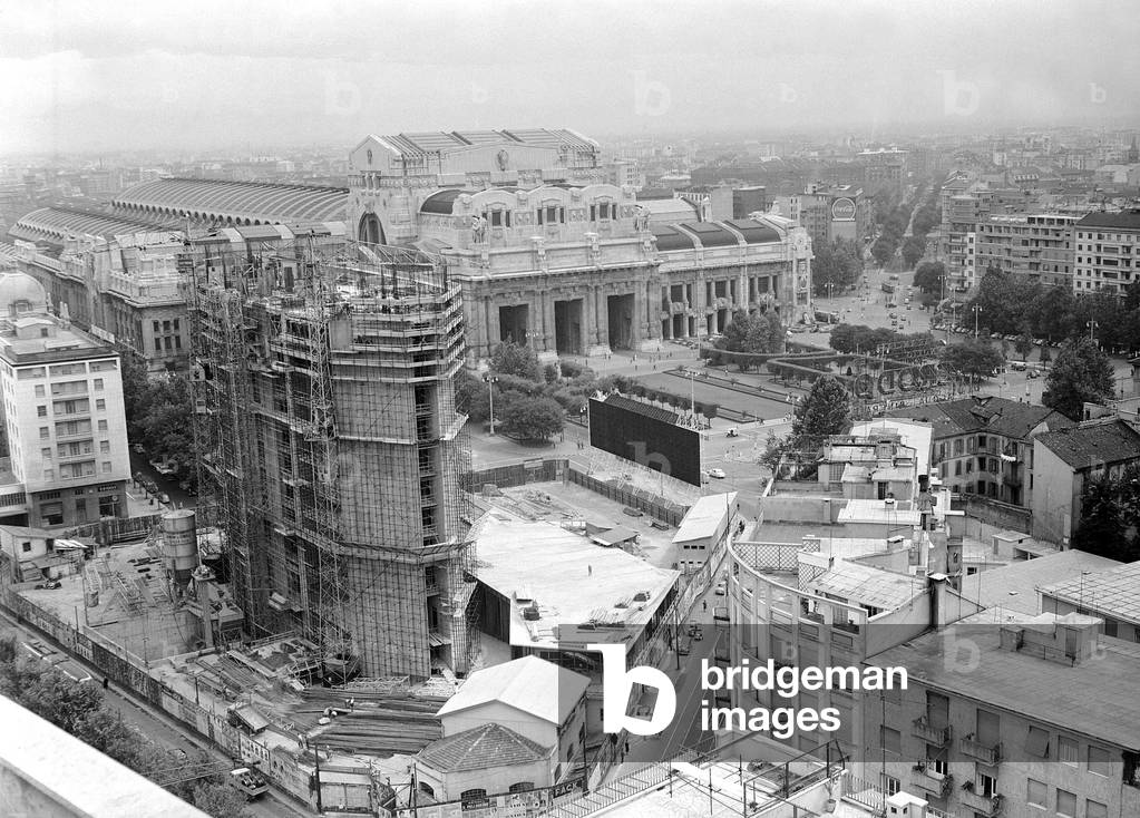 Construction site of the Pirelli skyscraper on the Duca d'Aosta square, Milan, 1957 (b/w photo)