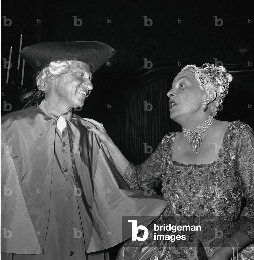 Venise, le 4 septembre 1951. Bal masqué au Palais Lalia de Venise. Don Carlos Besteguy et la princesse de Bourbon.