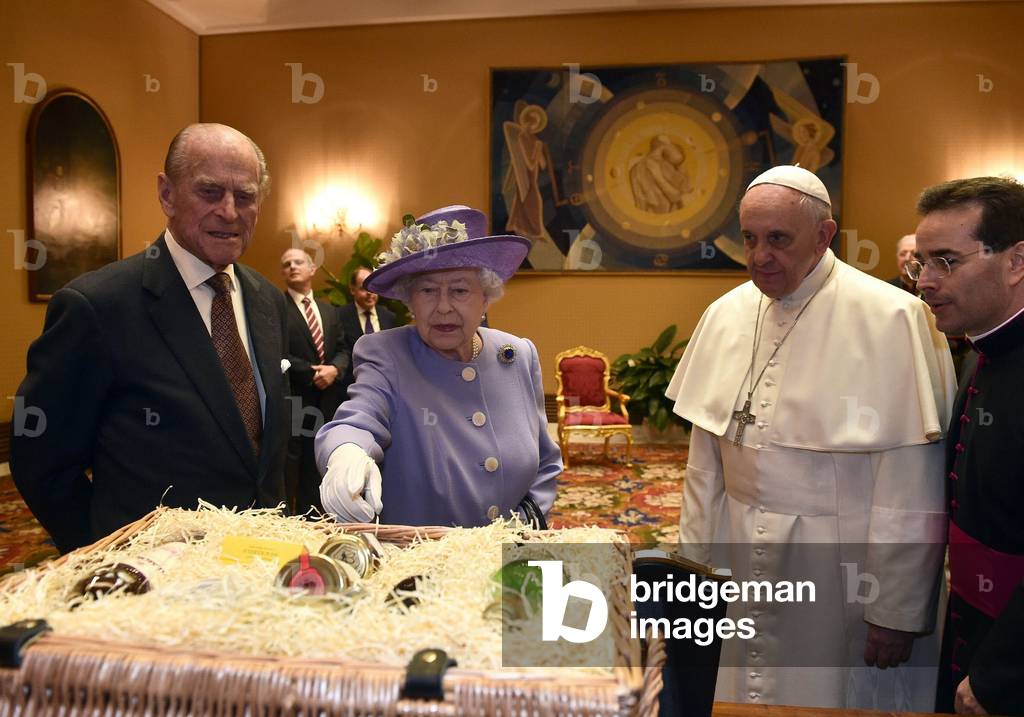 Elizabeth II and Prince Philip showing their gifts during their meeting with Pope Francis at the Vatican, 2014 (photo)