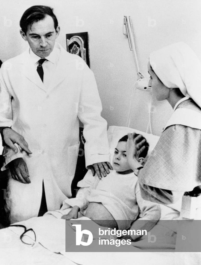 Christiaan Barnard visits Paolo Fiocca after an operation, Rome, 1968 (b/w photo)