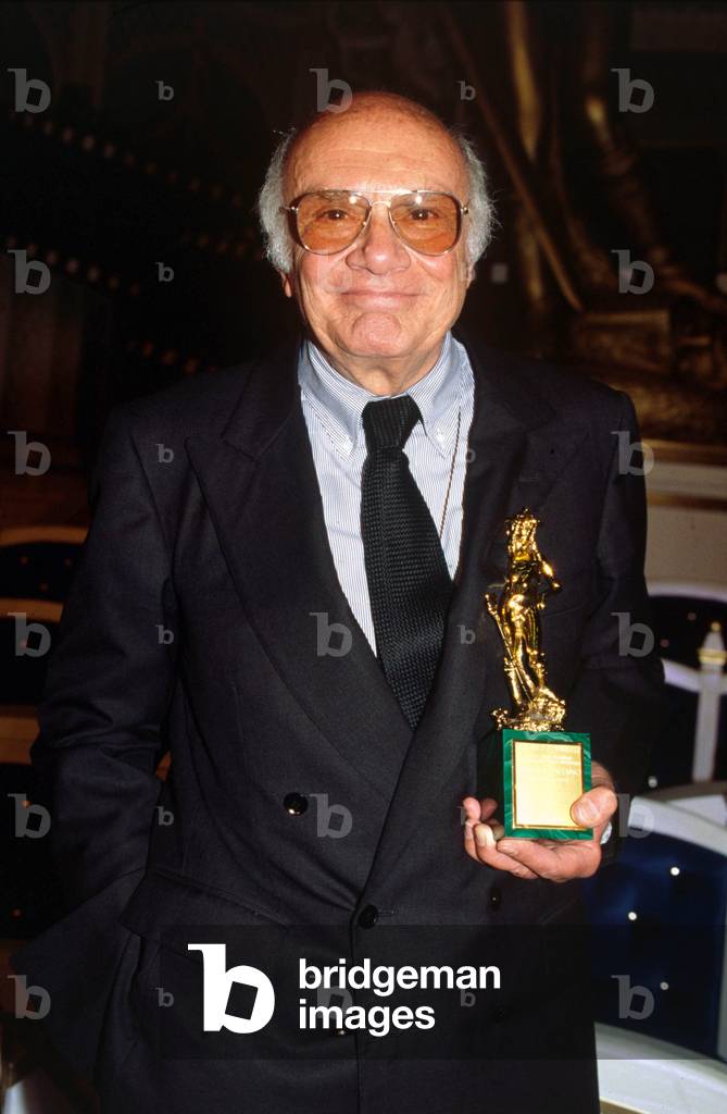 Francesco Rosi with the award, Rome, 1997 (photo)