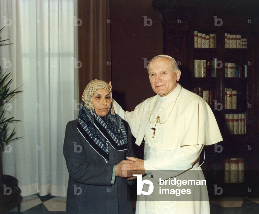 Le Vatican, février 1987. Le Pape Jean Paul II rencontre la mère de Ali Agca qui tenta de l'assassiner.