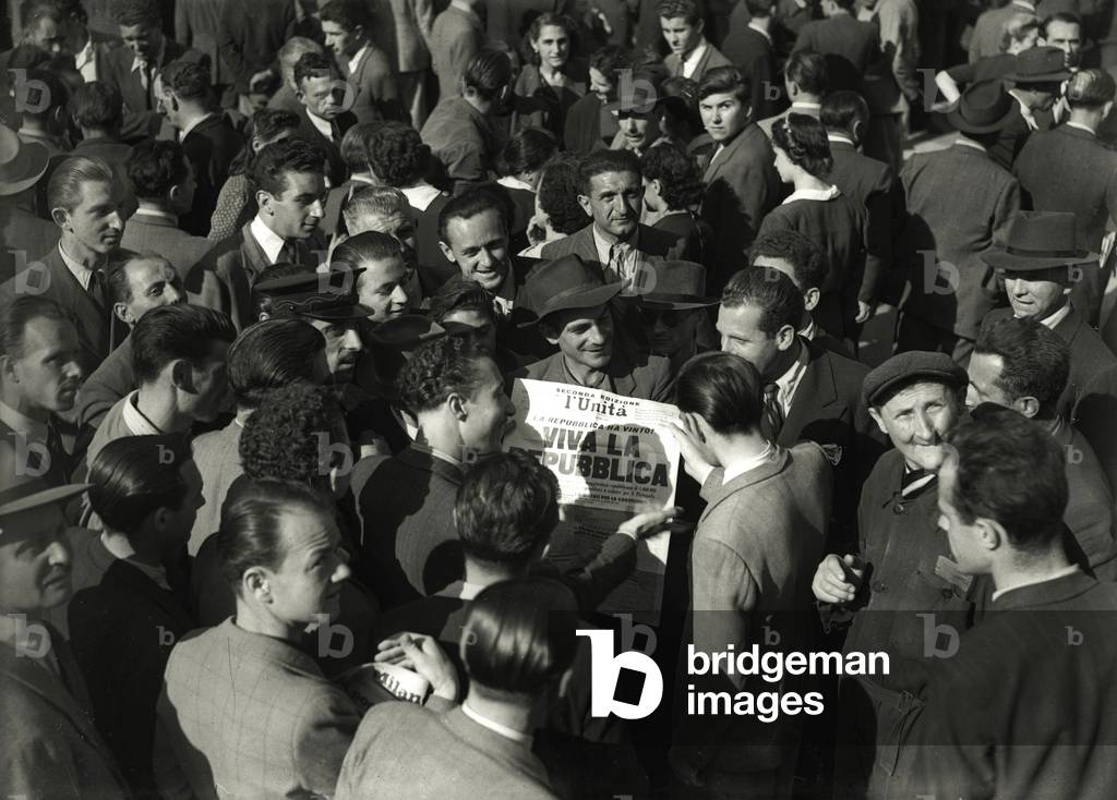 Passers-by reading the daily newspaper Unita announcing the victory in the Republic's referendum, Milan, 1946 (b/w photo)