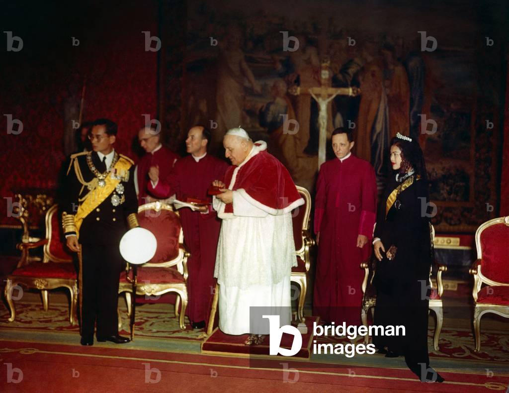 Pope John XXIII with Bhumibol Adulyadej and his wife Sirikit Kitiyakara, Vatican, 1960 (photo)