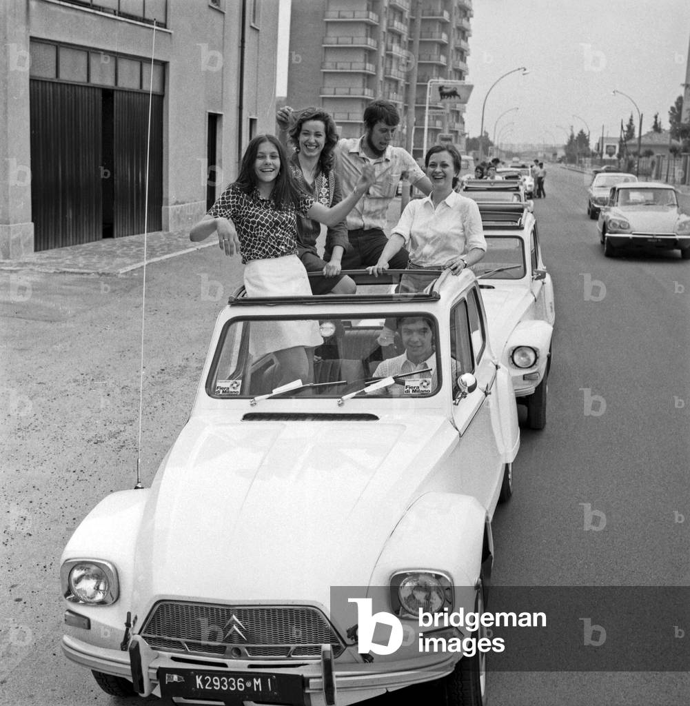 Young people in a Citroën Dyane convertible car, Brianza, 1970 (b/w photo)