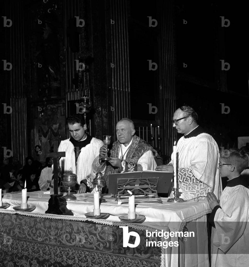 Cardinal Oldani celebrating the mass in italian language, Rome, 1965 (b/w photo)