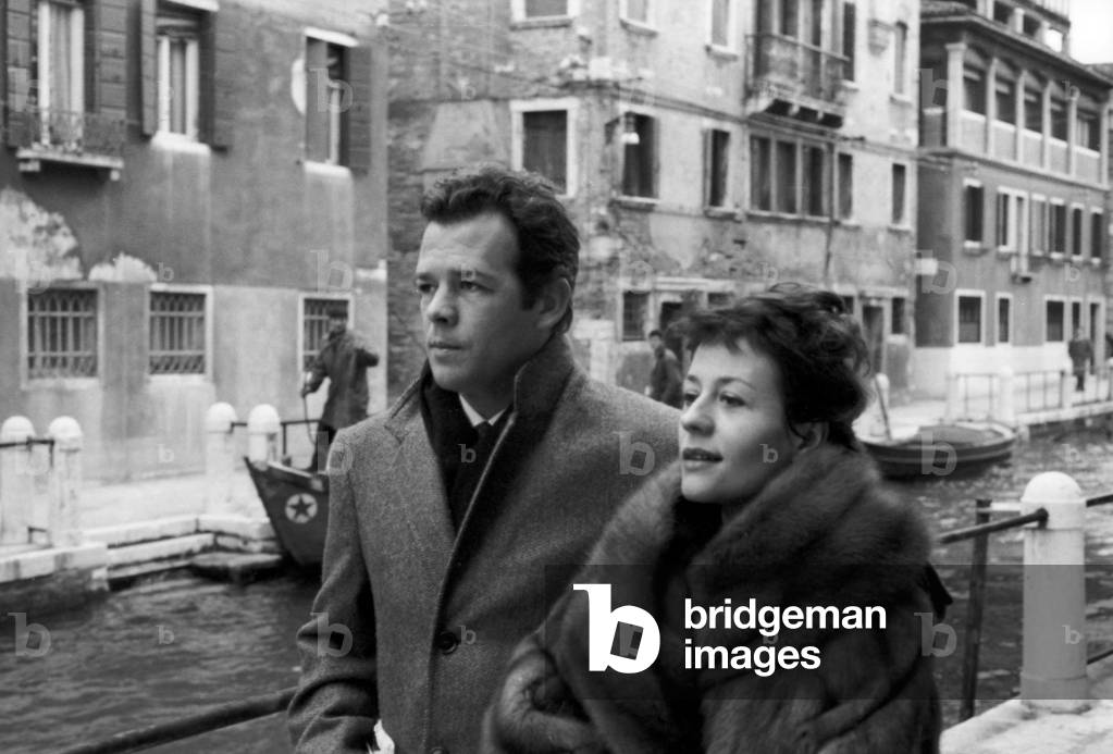 Annie Girardot and her husband Renato Salvatori in Venice, 10/03/1962 (b/w photo)