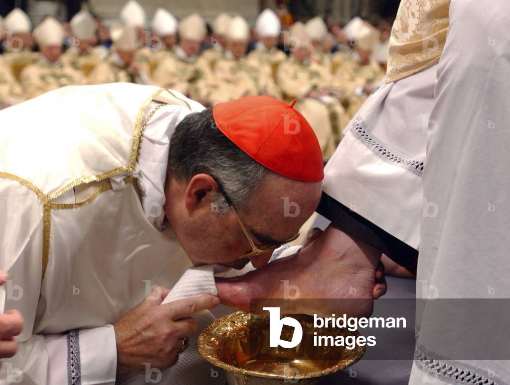 Cardinal Alfonso Lopez Trujillo during a mass for Maundy Thursday in basilica St Peter, Vatican, 2005 (photo)