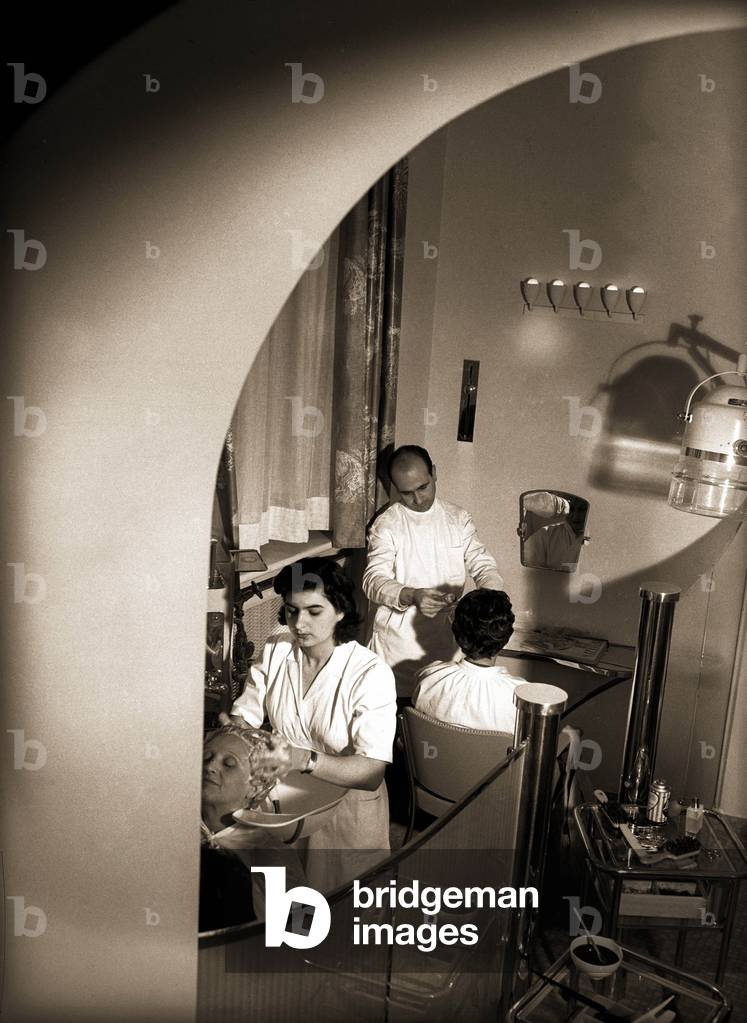 Elizabeth Arden beauty salon, Milan, 1954 (b/w photo)
