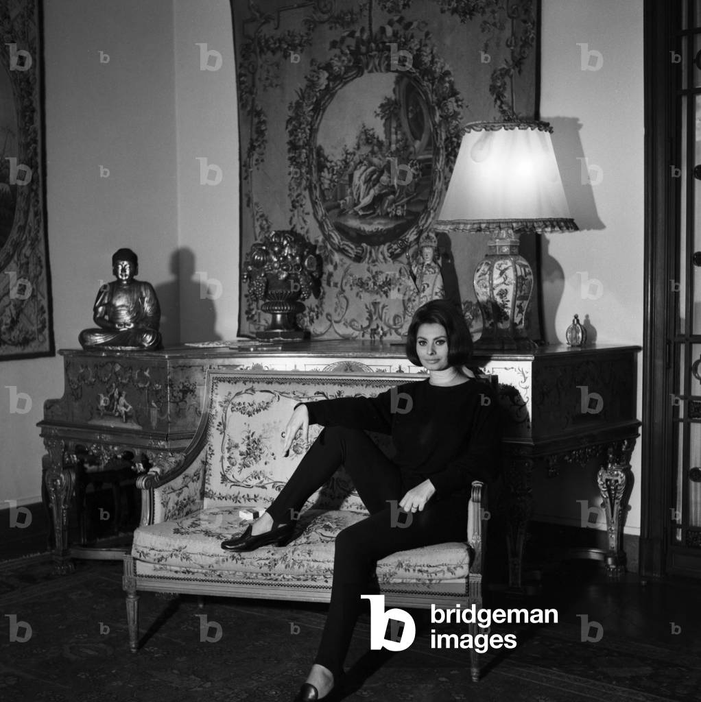 Sophia Loren at home, Paris, 1962 (photo)