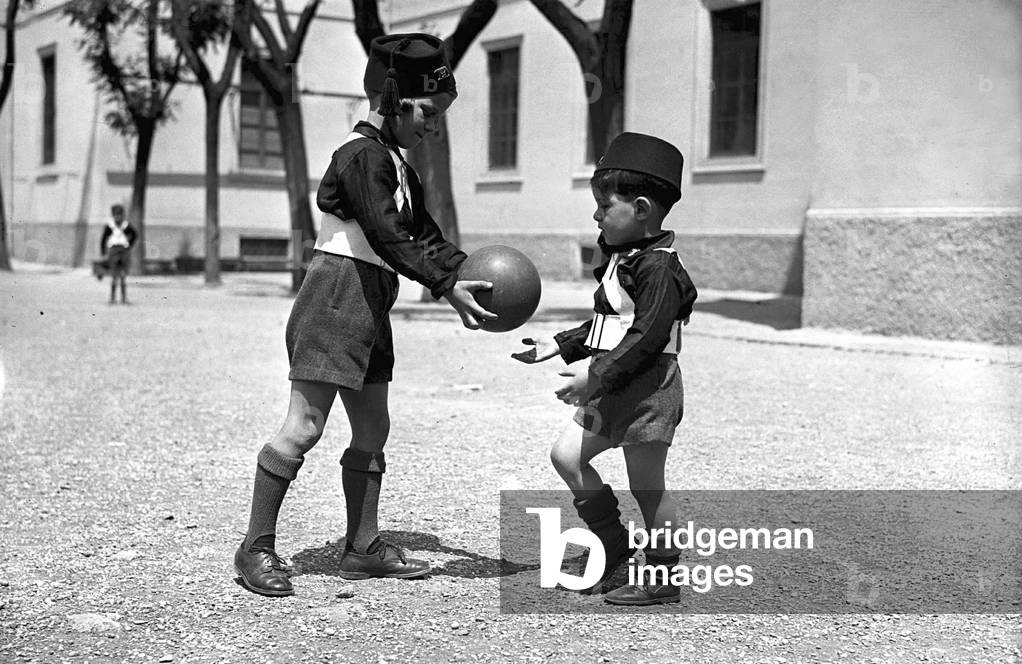 Rome le 17/05/1935 . Premier groupe du corps ds fils de la louve de l'Opera Nazionale Balilla. Deux fils de la louve défileront sur la via dei Fiori Imperiali pendant les cérémonies du 24/05/1935 pour Annuale dell'Intervento et pour le contingent fasciste.