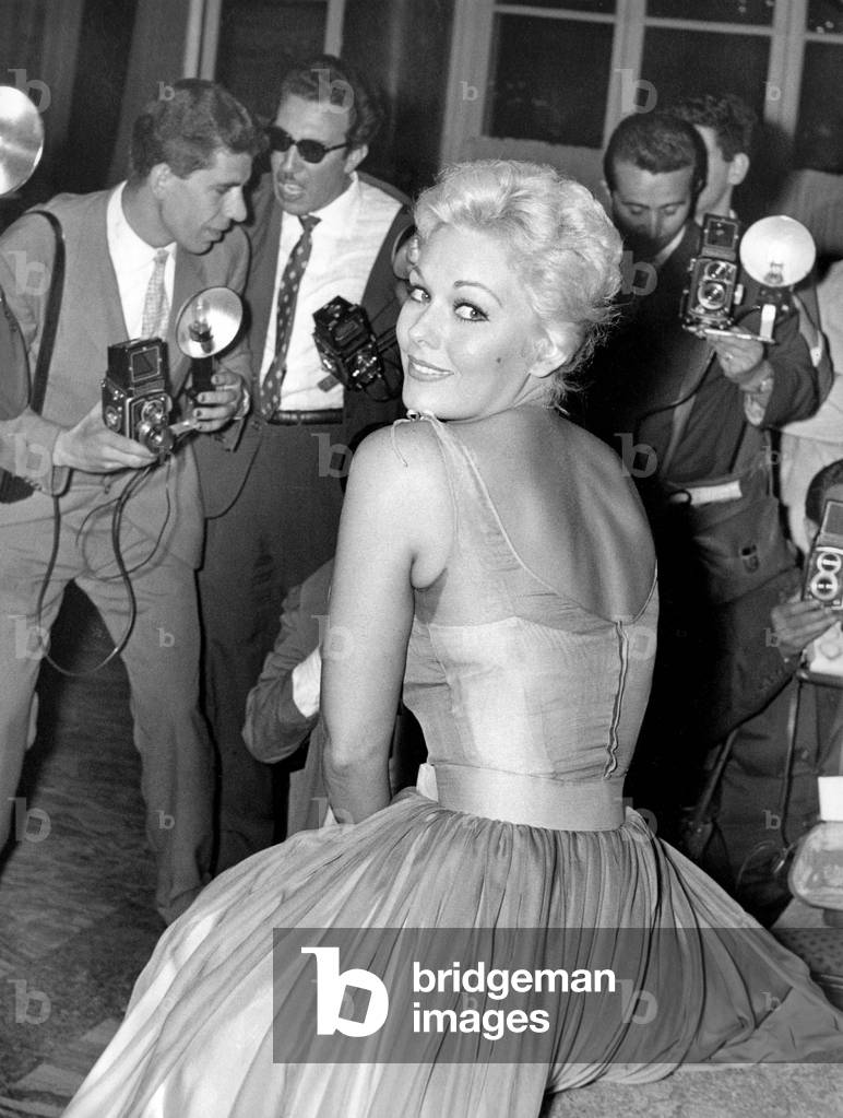 Kim Novak surrounded by paparazzi, Rome, 1950s (b/w photo)
