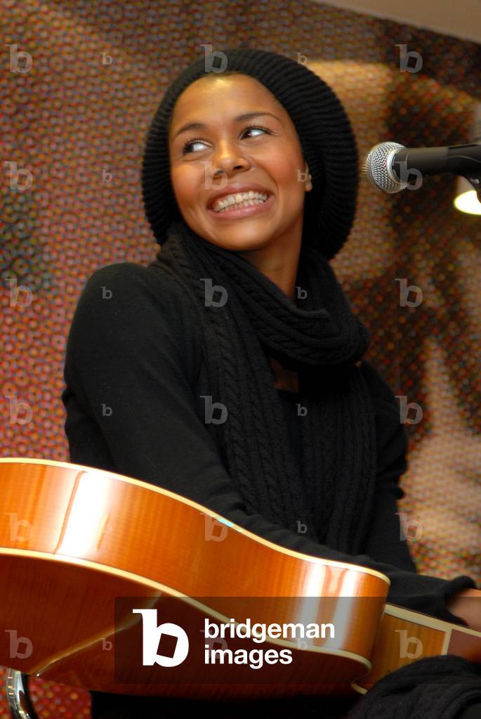 Joy Olasunmibo Ogunmakin aka Ayọ, 2006 (photo)