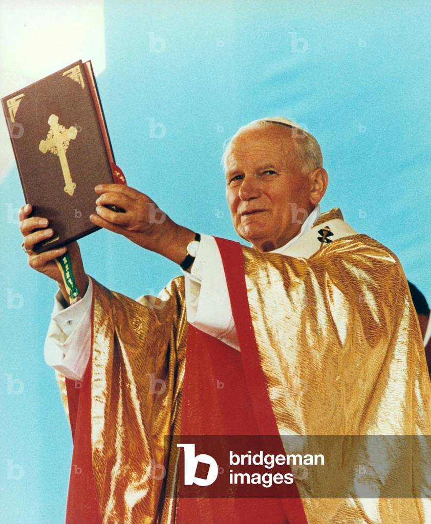 Pope John Paul II brandishing a bible (photo)
