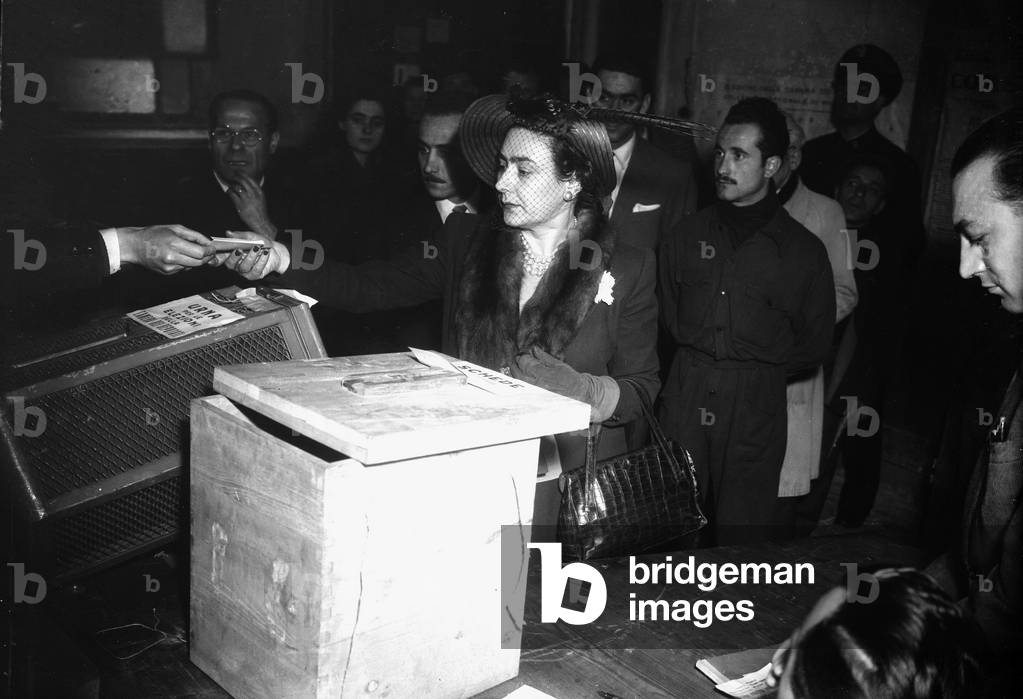 Women's vote in Italy, 1948 (b/w photo)