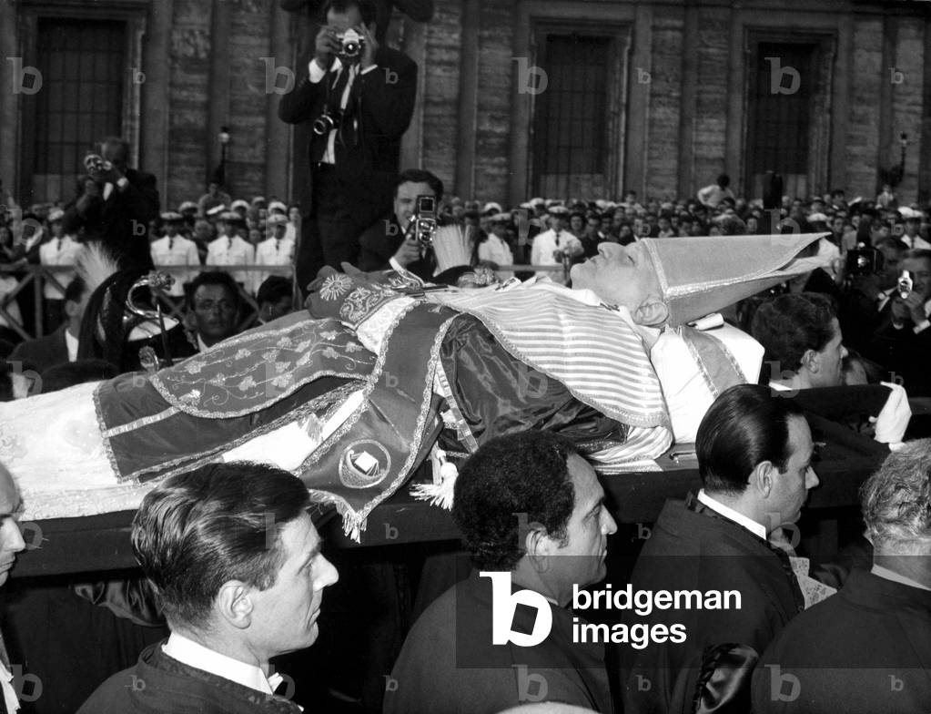 Funerailles du Pape Jean XXIII. La depouille du pape exposee au Vatican. le 03/06/1963.
©Felici/Farabola/Leemage
