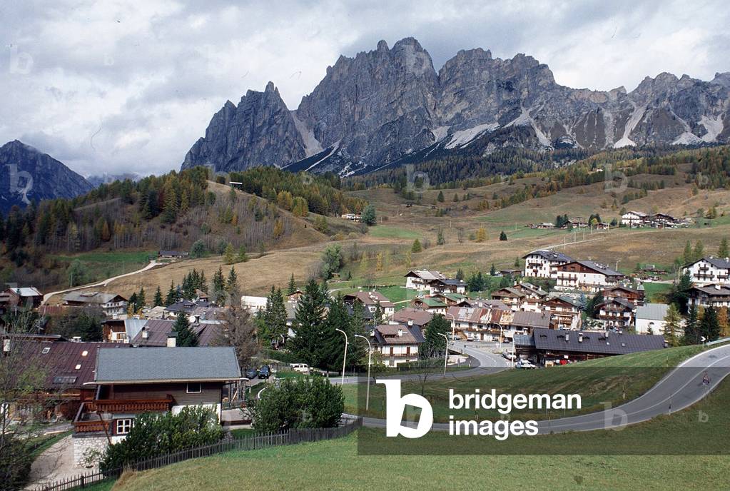 View of Cortina d'Ampezzo and his mountains aruound (photo)