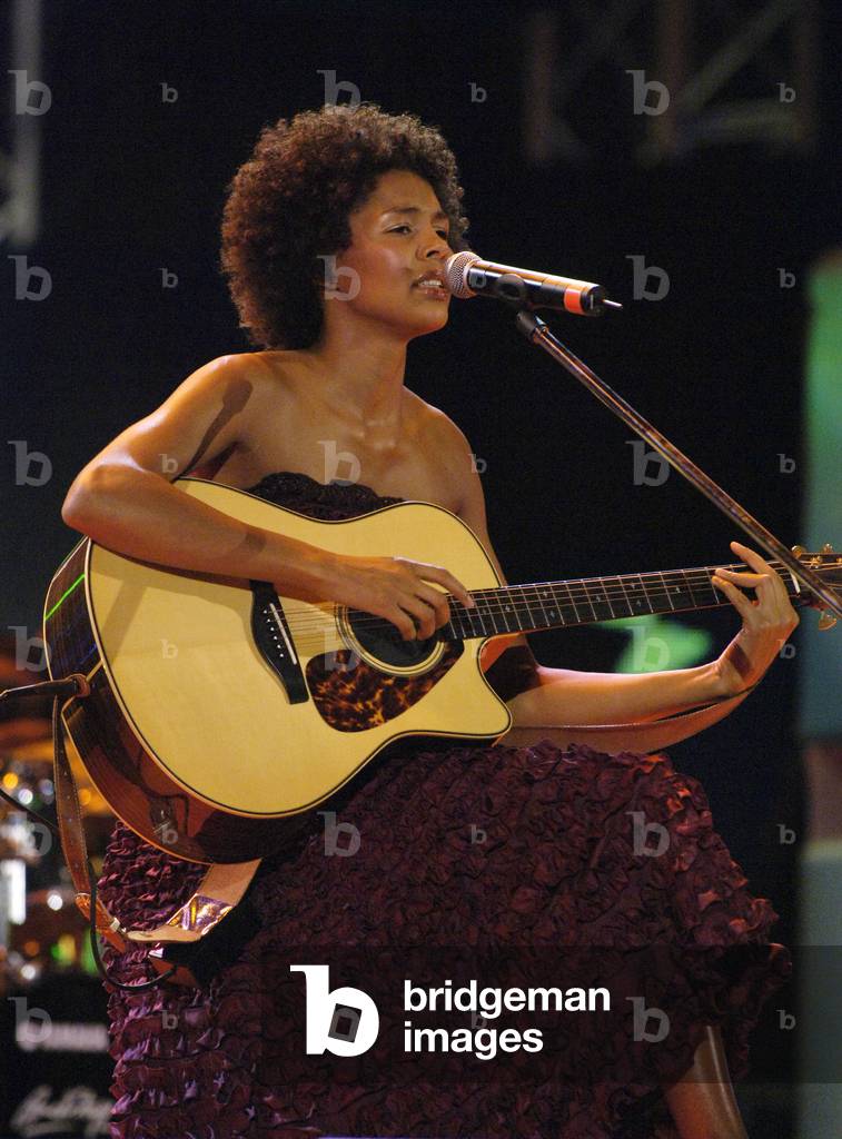 Joy Olasunmibo Ogunmakin aka Ayọ, 2006 (photo)