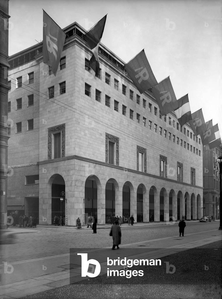 The headquarters of La Rinascente department stores' Milan, Italy, 1950 (b/w photo)
