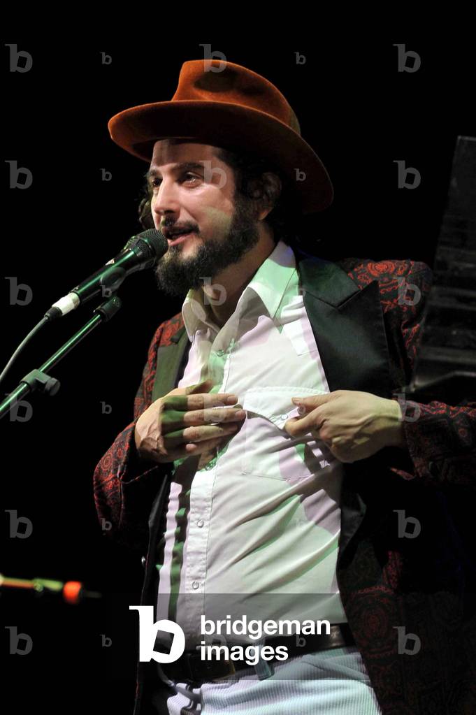 Vinicio Capossela on stage, 2008 (photo)