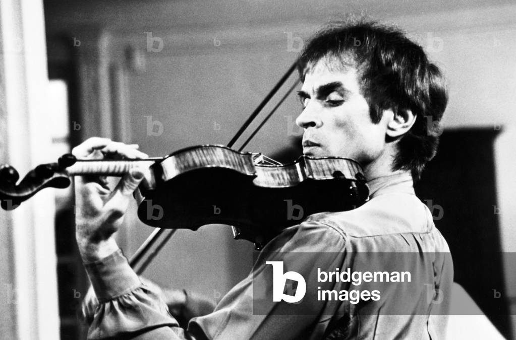 Russian dancer Rudolf Noureev,playing violin, 1983 (b/w photo)