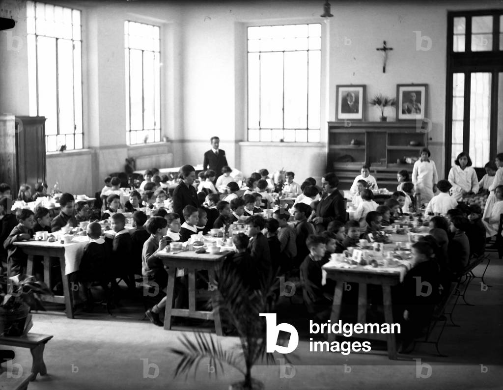 School canteen in a primary school, Milan, 1937 (b/w photo)