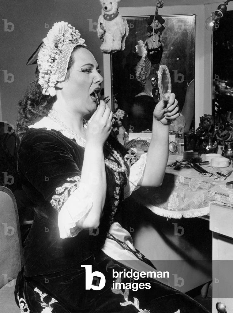 Renata Tebaldi getting prepared, 1950 (b/w photo)