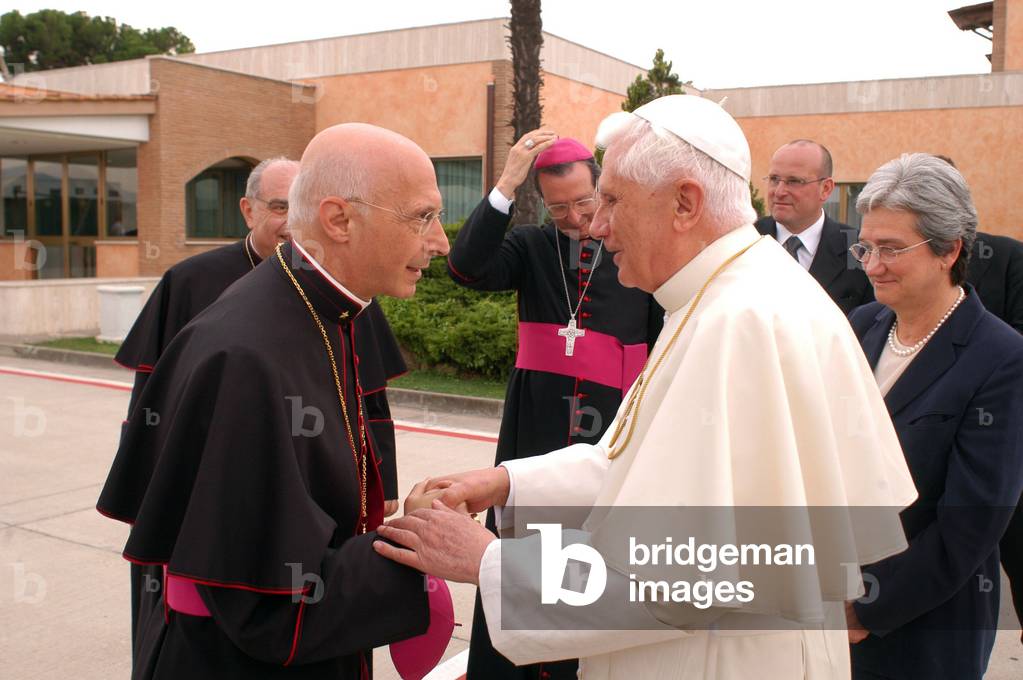 Pope Benedict XVI and cardinal Angelo Bagnasco, Vatican, 2006 (photo)