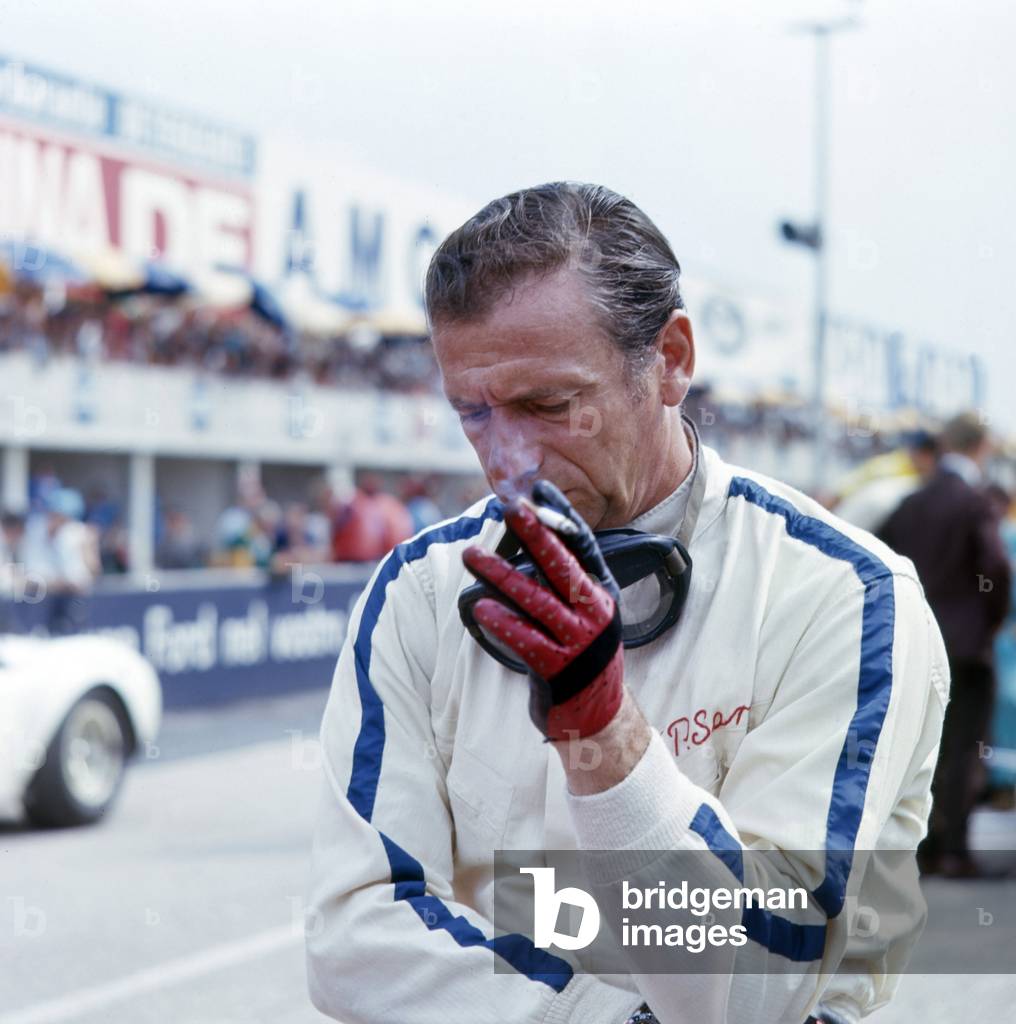 Le comedien Yves Montand sur le plateau de tournage du film 