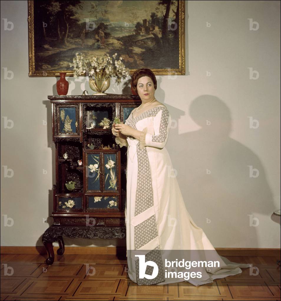 Portrait de Renata Tebaldi dans sa maison, habillée pour 