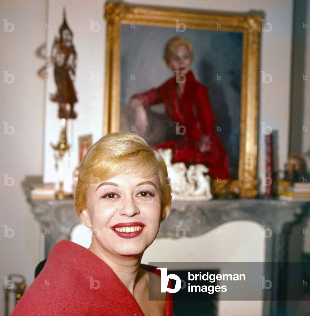 1958, portrait de l'actrice italienne Giulietta Masina (1920 - 1994) dans son bureau chez elle, Rome. 