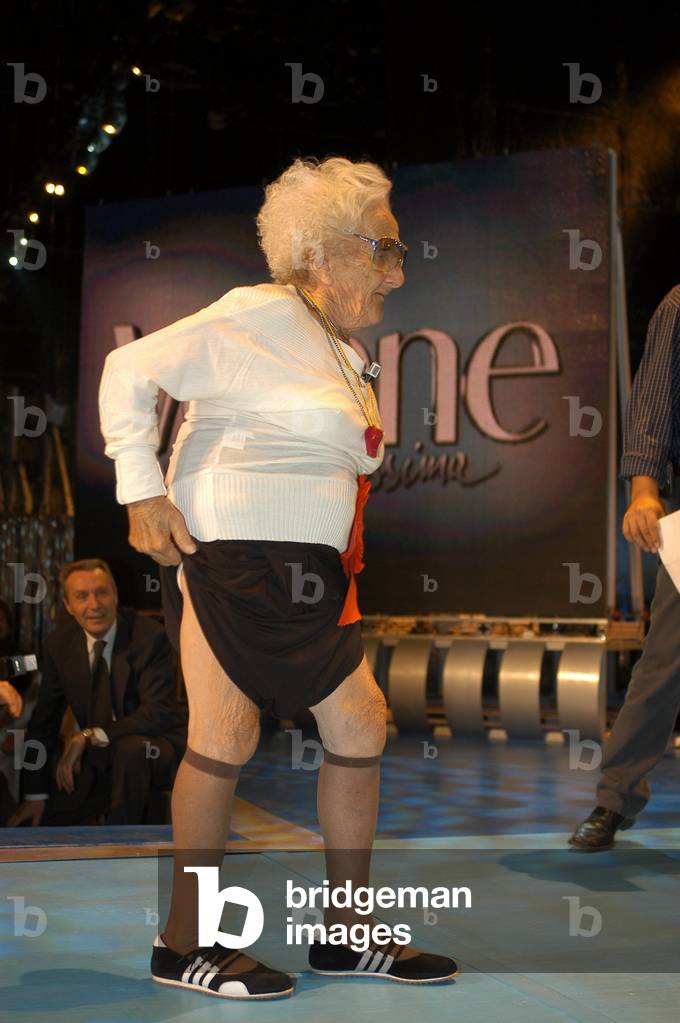 Une concurrente Domenica Moncini dans l'émission TV (Télé Poubelle)