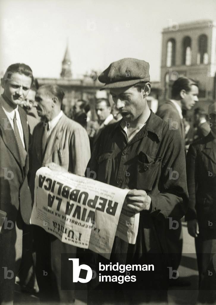 A passer-by reading the daily newspaper l'Unita announcing the victory in the Republic's referendum, Milan, 1946 (b/w photo)